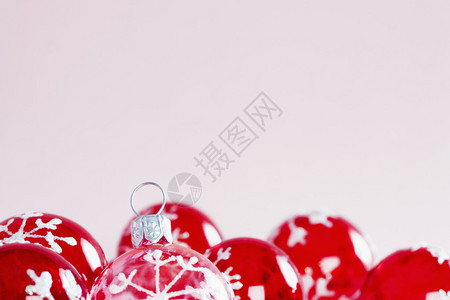 圣诞节装饰品球被钉在粉红色图片
