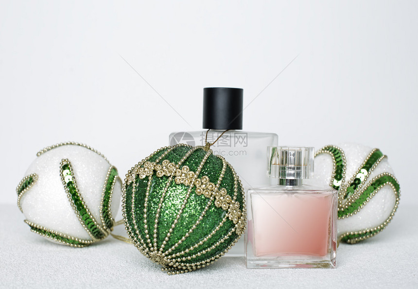 两瓶香水和圣诞球图片