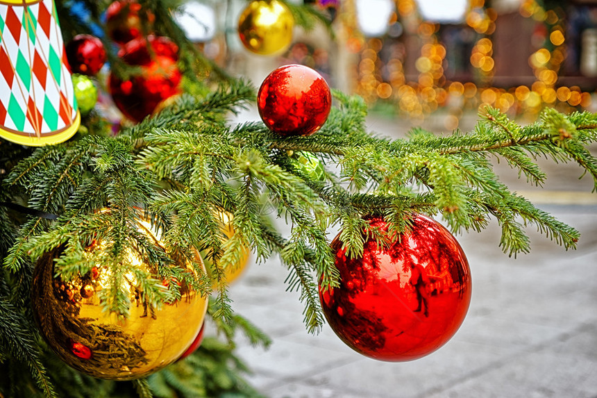 街头市场圣诞树上的红色和金色装饰球图片