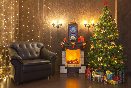 客厅内部的装饰有壁炉和皮革扶手椅用大蝴蝶结球和花环装饰的圣诞图片