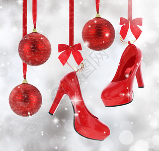 挂在红丝带上的高跟鞋和圣诞球图片