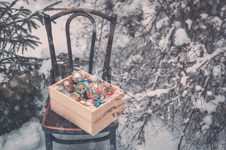 冬季雪地背景的户外木箱中图片