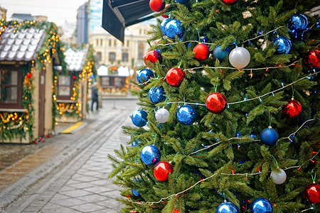 街头市场圣诞树上的红和蓝色装饰球红图片