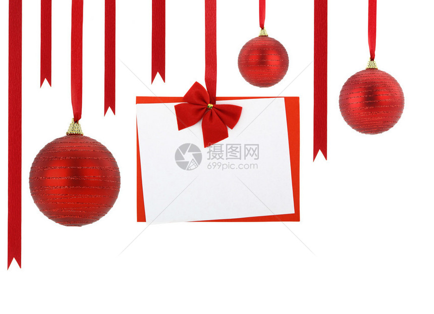 圣诞贺卡和圣诞球挂在红丝带上图片