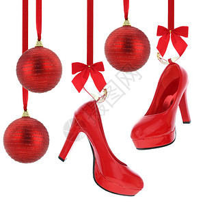 挂在红丝带上的高跟鞋和圣诞球背景图片