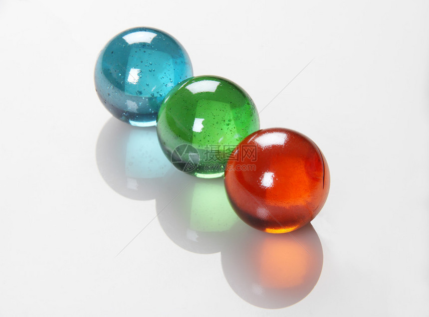 RGB颜色球白色反射背景上的Marbles图片