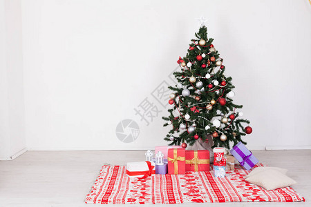 圣诞树带礼物加兰明灯图片