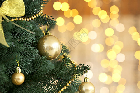 美丽的圣诞树对抗散焦的灯光特写图片