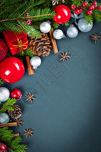 深色背景下的圣诞和新年装饰品图片