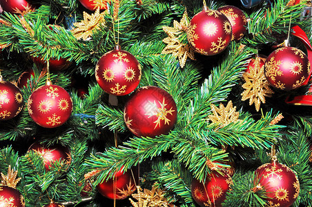 用红球和金星装饰的圣诞树图片