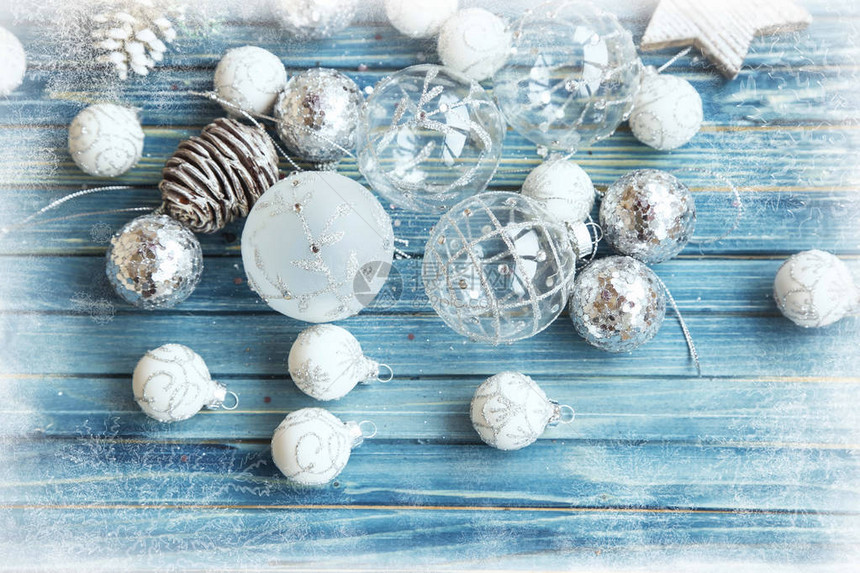 银霜的圣诞球装饰品和装饰品在木制背景图片
