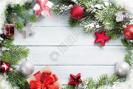 圣诞木制背景与雪枞树和装饰图片