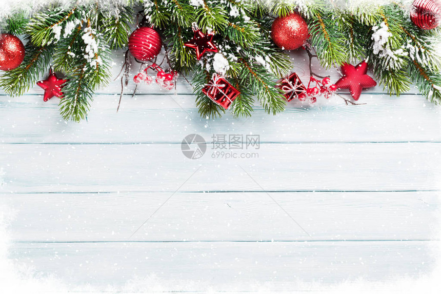 圣诞木本底有雪白的fi图片