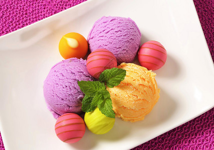 水果花菜冰淇淋和白巧克力薄饼加图片