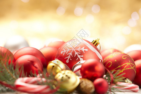 圣诞装饰品红色和金色的球图片