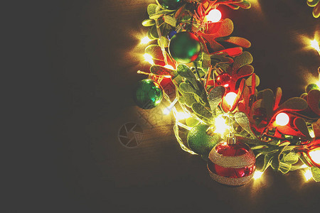 圣诞花圈用深木本底装饰灯光照图片