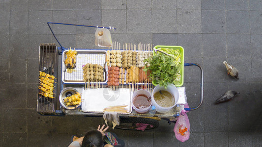 泰国曼谷市泰国街头食品销售商与香肠烧烤肉丸和可变沙图片