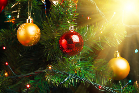 闪发光的圣诞树装饰图片