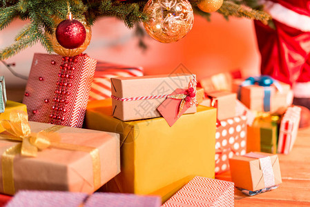 圣诞树下美丽的彩色礼盒背景图片