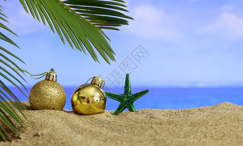 沙海滩上的圣诞球图片