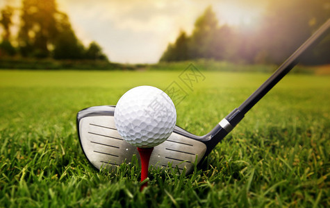 高尔夫球杆和草地上的球背景图片