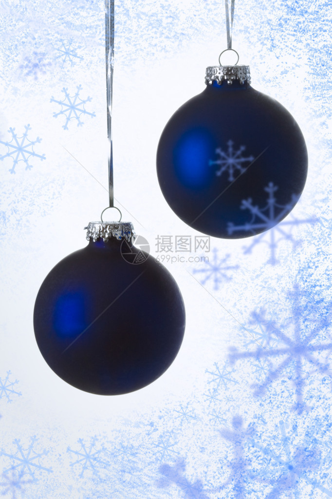 在乱舞背景下的蓝色装饰圣诞球的特写镜头图片