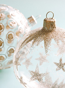 玻璃和闪亮的圣诞树芭蕾装饰品图片