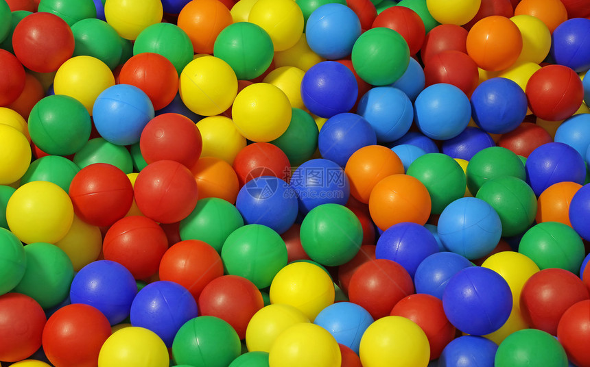 许多彩色塑料球背景在儿童游泳池图片