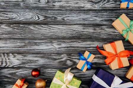 圣诞礼物和木质表面闪亮的露图片
