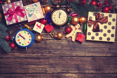 圣诞礼物姜饼闹钟和木制桌图片