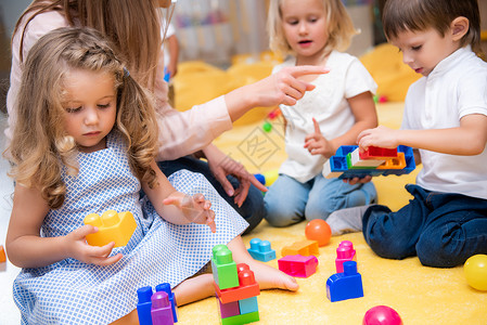 与幼儿园建筑师一起玩耍的小孩在幼稚园看到某样东西图片