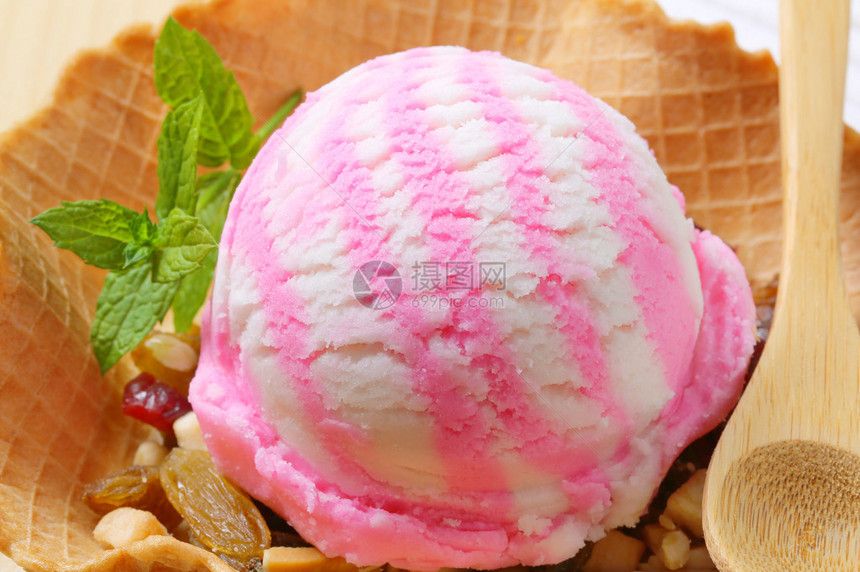 冰淇淋在一个面包图片