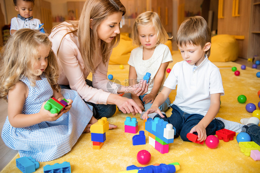 幼儿园与建筑师一起玩的多文化儿童图片