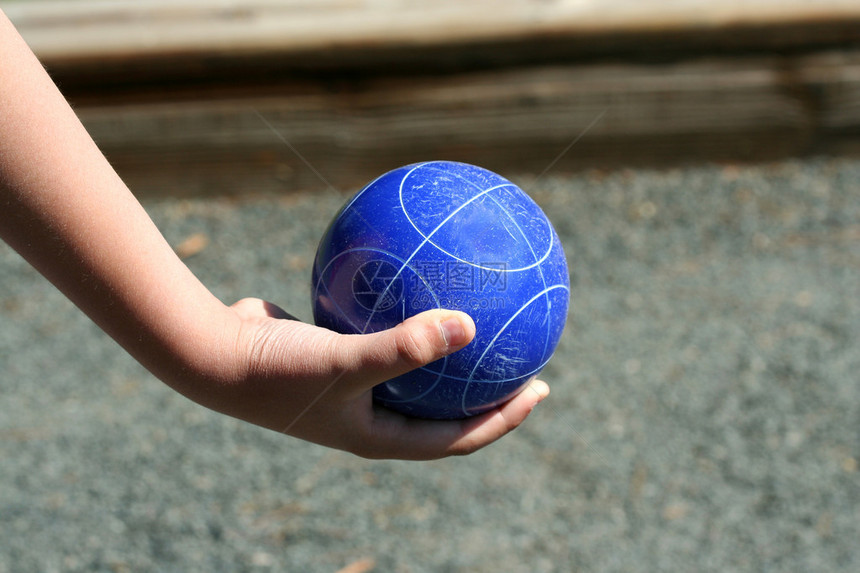 一只手拿着一个蓝色的地掷球图片