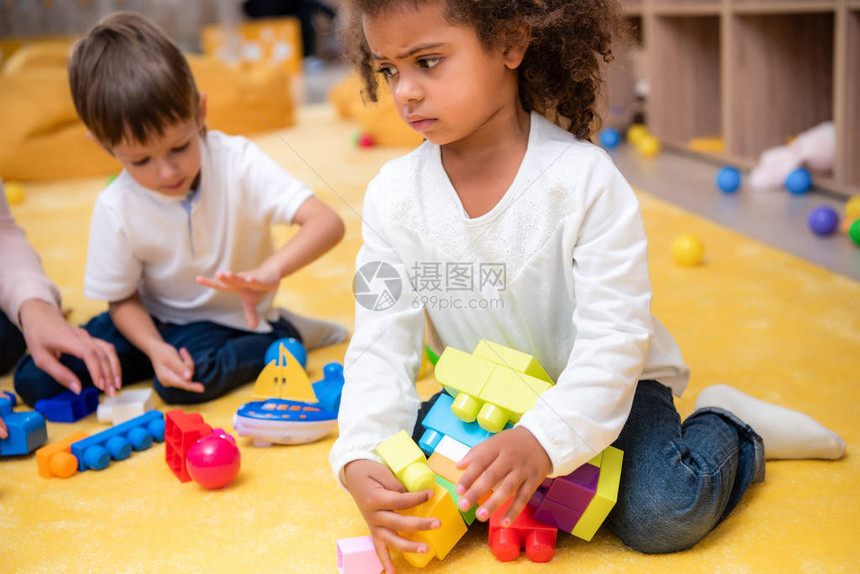 心烦意乱的非裔美国小孩在幼儿园图片