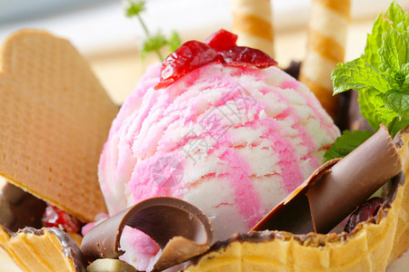 华夫饼篮中的冰淇淋图片