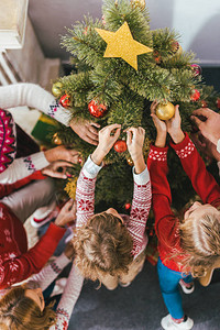 与家族一起装饰chrstmas树的孩子图片