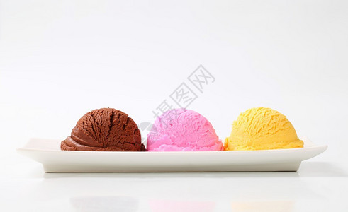 冰淇淋在长盘子上三图片