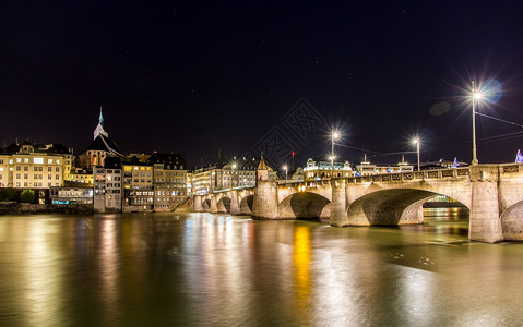 夜间在巴塞尔的米特勒桥图片