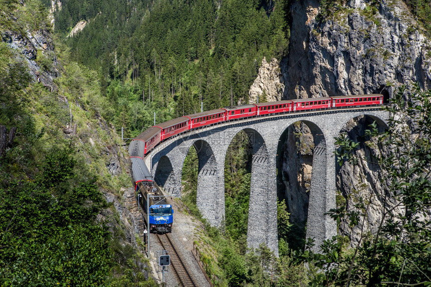 Rhaetian铁路列车在著名的LandwasserViaturk开往隧道的火车上图片