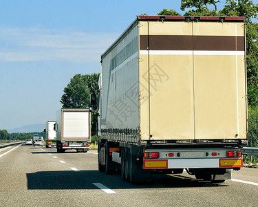 瑞士公路上卡车图片