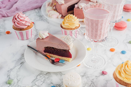生日蛋糕糖果甜蛋糕和大理图片