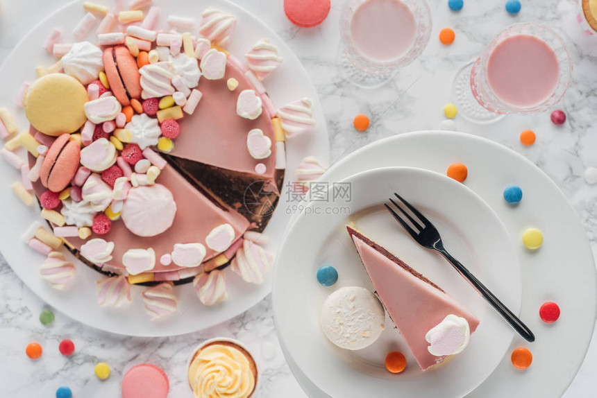 生日蛋糕糖果甜纸杯蛋糕和餐桌上图片