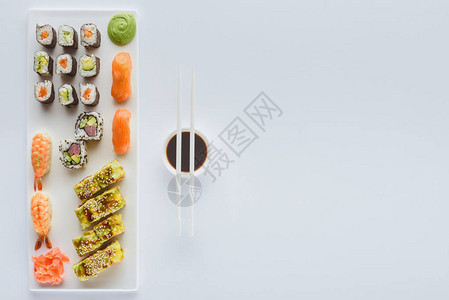 美味寿司和碗中酱油的顶端风景白本图片