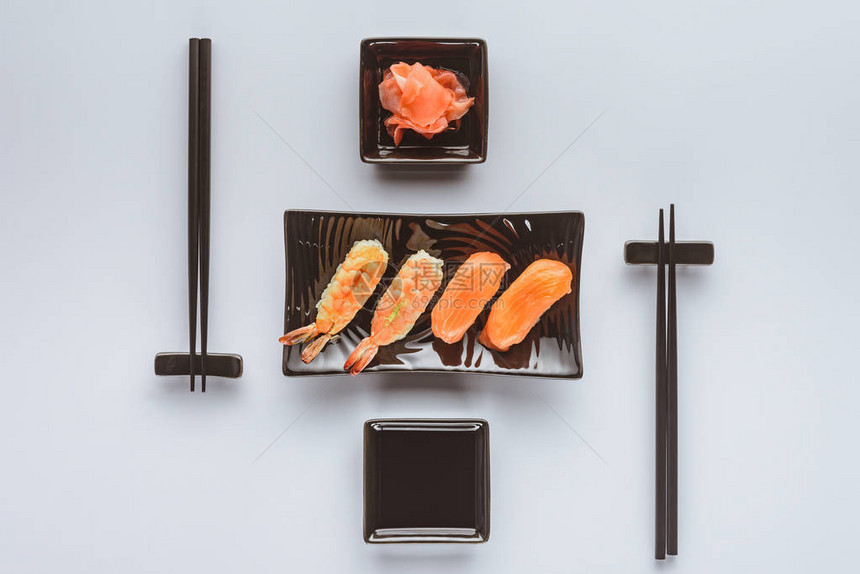 美食寿司配鲑鱼和虾生姜和筷子图片
