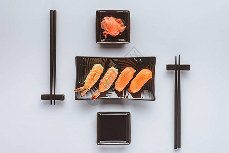 美食寿司配鲑鱼和虾生姜和筷子图片