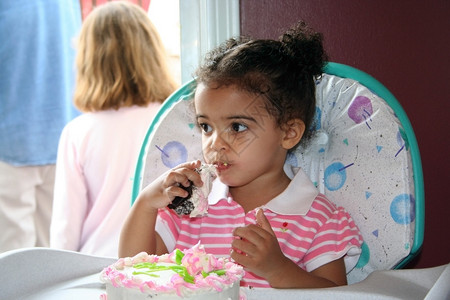 一个年轻女孩在她二岁生日图片