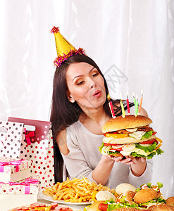 女人在生日时吃图片