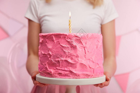 女人拿着蛋糕架的特写图片