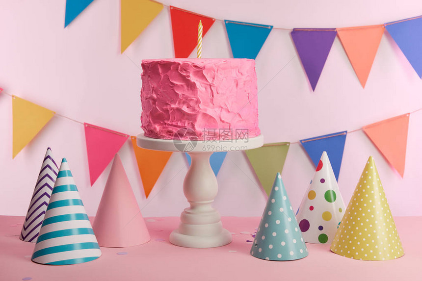 美味的粉红生日蛋糕图片